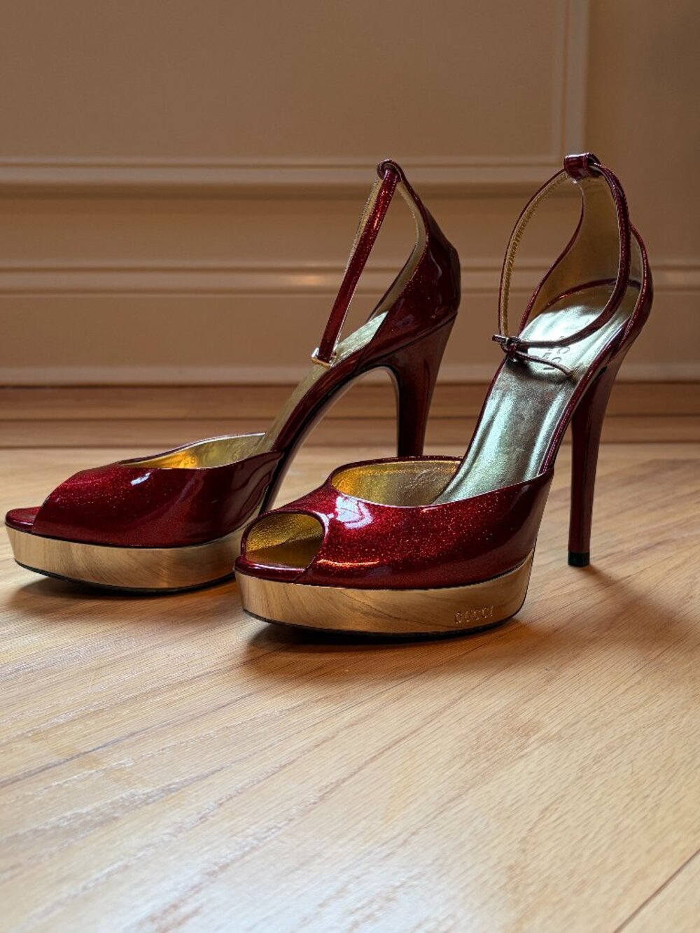 Gucci Siam Red Glitter Patent Leather Platform Heeled Sandals 167687 Size 6.5